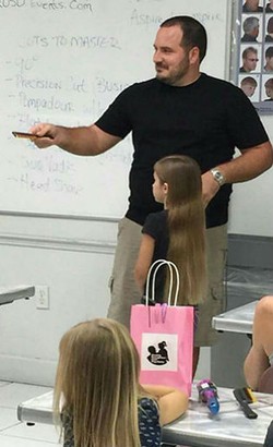 Keren! Pria Duda Ini Berikan Kursus Menata Rambut Anak Pada Sesama Ayah