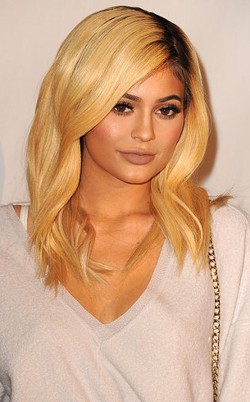 Kylie Jenner Kesal Disebut Mirip Barbie dan Dituduh Operasi Plastik