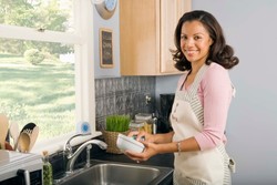 Wah, Cuci Piring Ternyata Dapat Atasi Rasa Gelisah!