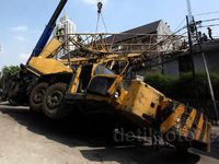 Crane Timpa Rumah Pensiunan Jenderal Polisi