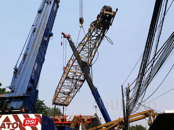 Crane yang Timpa Rumah Pensiunan Jenderal Polisi Dievakuasi