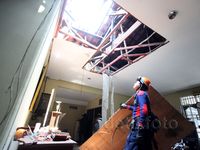 Atap Rumah Pensiunan Jenderal Polisi Jebol Tertimpa Crane