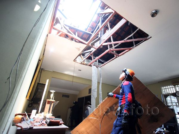 Atap Rumah Pensiunan Jenderal Polisi Jebol Tertimpa Crane