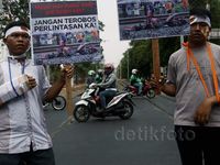 Aksi Peduli Keselamatan di Perlintasan KA