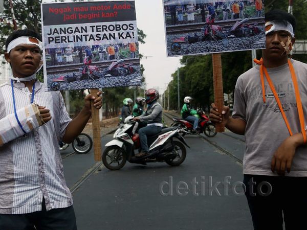 Aksi Peduli Keselamatan di Perlintasan KA