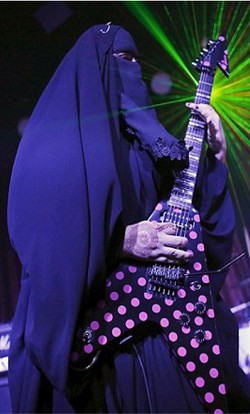 Gisele Marie, Hijabers dengan Cadar yang Jadi Gitaris Band Metal