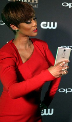 Bukan Duck Face, Trik Tyra Banks untuk Foto Selfie Sempurna