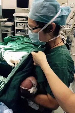 Susui Bayi yang Tengah Dioperasi, Wanita Ini Dijuluki Perawat Malaikat