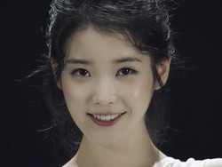 Imut Banget! IU Naik Ayunan dan Kuda-kudaan di Teaser Shoes