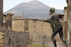 Merasa Kena Kutuk, Turis Nakal Kembalikan Artefak Curian di Italia