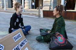 Australia Menggelar Kegiatan Bertatapan Mata Selama Satu Menit