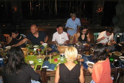 Tradisi Makan Megibung di Bali, Akrab Bli!