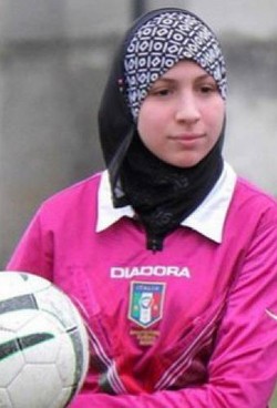 Aksi Chahida Chekkafi, Wasit Sepakbola Berhijab Pertama di Italia