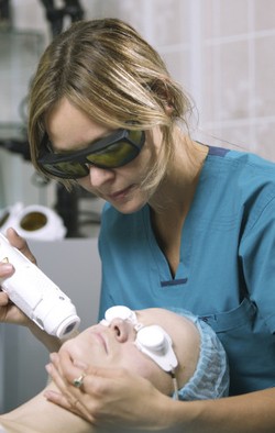 Keunggulan Alat Modern Ketimbang Facial Konvensional untuk Basmi Jerawat