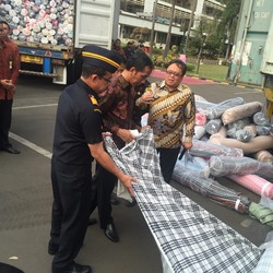 Berantas Tekstil Ilegal, Jokowi Minta Kapolri dan Jaksa Agung Dukung Bea Cukai