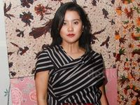 Gaya Marcella Zalianty dengan Busana Lurik
