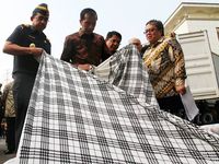 Jokowi Musnahkan 4 Kontainer Tekstil Impor Ilegal