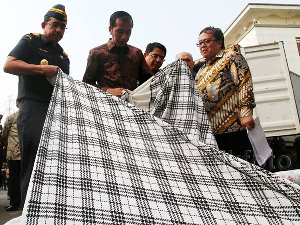 Jokowi Musnahkan 4 Kontainer Tekstil Impor Ilegal