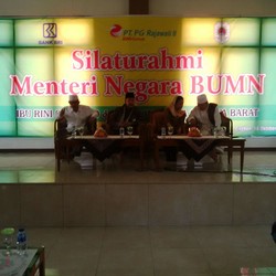 Rini Soemarno Jualan KUR di Depan Puluhan Kiai se-Jawa Barat