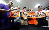 Kang Emil datang pada Jumat (16/10/2015) pukul 16.20 WIB, ditemani Manajer Persib Umuh Muchtar, anggota DPR yang juga Steering Committee turnamen Piala Presiden, Maruarar Sirait, serta sejumlah pejabat Polda Metro Jaya.