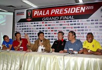 Ketua Steering Committee Turnamen Piala Presiden 2015 Maruarar Sirait (tiga dari kiri) didampingi pemain dan pelatih kedua kesebelasan memberikan keterangan pers. Pool/Lamhot Aritonang/detikFoto.