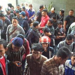 Tunggu Kepastian Tiket dan Angkutan ke GBK, Bobotoh Kumpul di Markas Persib