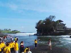 Datang ke Tanah Lot, Rombongan Jurnalis Tiongkok Berdecak Kagum