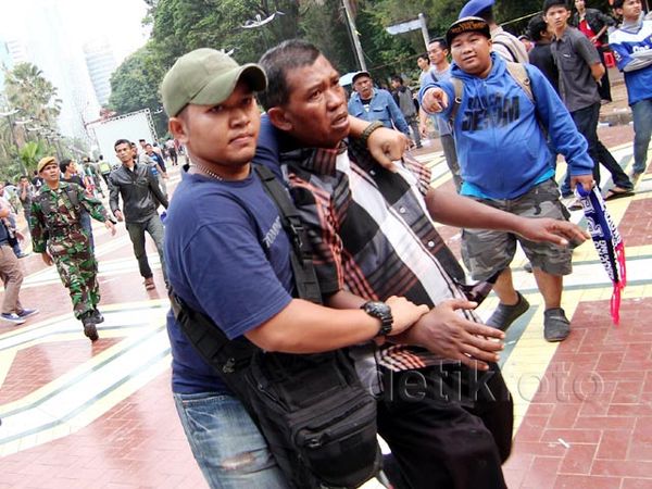 Petugas Amankan Perusuh di Sekitar GBK