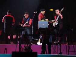 Perayaan 20 Tahun yang Memesona dari Glenn Fredly di Konser Menanti Arah