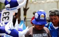 Berlangsungnya pertandingan final antara Persib dan Sriwijaya menjadi ladang penghasilan bagi orang yang menjual atribut tim. Pool/Alfathir Yulianda/detikFoto.     