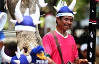 Mereka menjual atribut persib berupa topi, syal, bendera dan juga baju yang bernuansa biru sesuai baju tim Persib. Pool/Alfathir Yulianda/detikFoto.