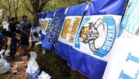 Deretan bendera Persib tampak dipajang di salah satu lapak penjual atribut tersebut. Pool/Alfathir Yulianda/detikFoto.     