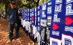 Penjual Atribut Persib Terlihat di GBK
