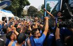 Suporter Persib Dikawal Petugas Menuju GBK