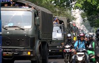 Mereka dikawal menggunakan truk TNI.     