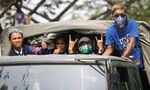 Suporter Persib Dikawal Petugas Menuju GBK