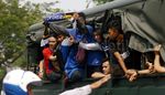 Suporter Persib Dikawal Petugas Menuju GBK