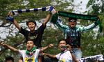 Suporter Persib Dikawal Petugas Menuju GBK