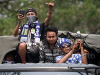 Suporter Persib Dikawal Petugas Menuju GBK