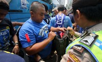 Para suporter Persib ini mengenakan kaos berwarna biru dan syal bertuliskan Persib.