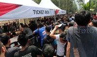Penukaran tiket nonton final Persib VS Sriwijaya FC berlangsung di Stadion Uatam Gelora Bung Karno, Jakarta, Minggu (18/10/2015). Pool/Alfathir Yulianda/detikFoto.