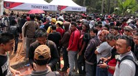 Laga Persib dengan Sriwijaya FC baru akan kickoff pada pukul 19.00 WIB malam nanti. Namun sejak pagi ini beberapa loket penjualan tiket pertandingan tersebut sudah diserbu suporter. Pool/Alfathir Yulianda/detikFoto.