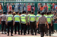 Ratusan personel gabungan polisi dan TNI diterjunkan untuk mengamankan 4 tiket box yang ada di GBK. Pool/Alfathir Yulianda/detikFoto.