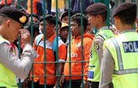     Sejumlah suporter mencoba masuk untuk menonton final piala presiden, namun polisi beserta TNI mengusir mereka keluar pagar stadion. Pool/Alfathir Yulianda/detikFoto.