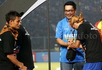 Kang Emil tampak juga memberikan selamat kepada para pemain Persib.     