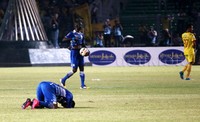 Seorang pemain persib melakukan sujud syukur sesaat wasit meniup peluit panjang tanda pertandingan selesai.