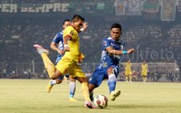 Pertandingan digelar di Stadion Gelora Bung Karno, Jakarta, Minggu (18/10/2015). Gol-gol juara ISL 2014 itu tercipta di babak pertama.