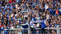 Stadion Utama Gelora Bung Karno mulai membiru oleh suporter Persib Bandung.     