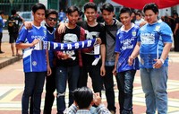 Para bobotoh mulai memenuhi kawasan GBK. Pool/Alfathir Yulianda/detikFoto.