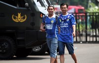 Para bobotoh tampak menggunakan atribut tim kebanggaan mereka. Pool/Alfathir Yulianda/detikFoto.